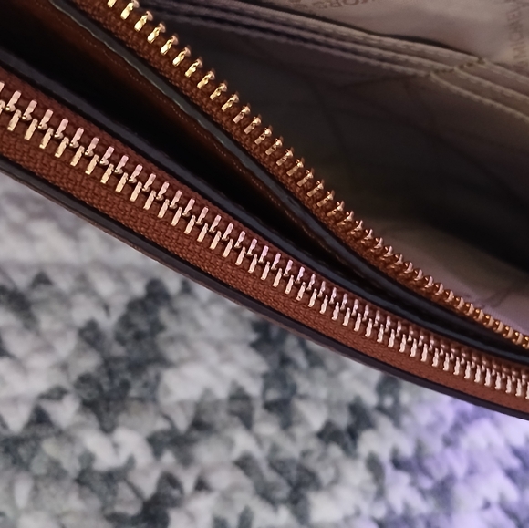 Authentic Michael Kors Pebble Leather Crossbody Bag - Picture 6 of 7